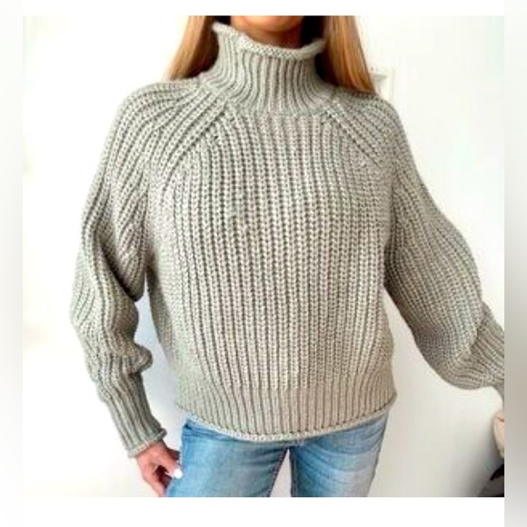 H&M Sweaters - H&M Turtle Neck Sweater with Ribbed Knit- Size small
